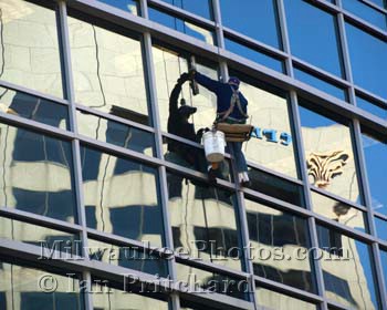 Photograph of Window Washer from www.MilwaukeePhotos.com (C) Ian Pritchard